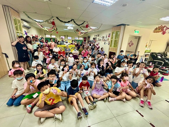 Panti Jompo Lohuo Xin Fang  Bali dan Lembaga Pendidikan dan Budaya Internasional Bangren Cabang Zhonghe mengadakan kegiatan pembelajaran bersama antara lansia dan anak-anak. (Gambar/sumber: Panti Jompo Bali)